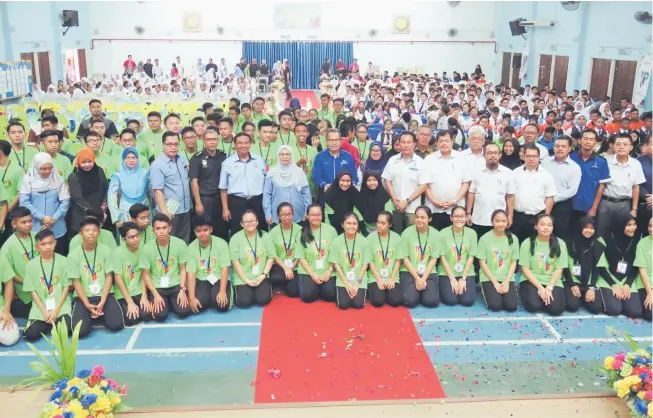  ??  ?? CELIK HARTA INTELEK: Ahmad Lai (lapan kiri) bersama peserta dan guru sempena perasmian IP Summer Camp di Sekolah Menengah Sains Miri semalam.