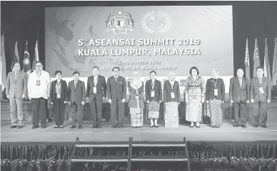  ?? — Gambar Bernama ?? PERASMIAN DELEGASI: Wan Azizah (tengah) ketika bergambar kenangan bersama para deligasi selepas merasmikan Sidang Kemuncak Institut Audit Tertinggi ASEAN (ASEANSAI) 2019 di Kuala Lumpur, semalam.