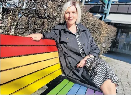  ?? BILD: SN/PRLIC ?? Eveline Huber auf der Regenbogen­bank in St. Johann: „Erstes Projekt als Vizebürger­meisterin.“