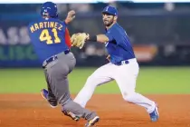  ??  ?? Daniel Descalso (3) of Italy tags out Victor Martinez (41) of Venezuela during their World Baseball Classic game in Mexico on Tuesday night. (AFP)