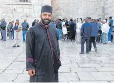  ?? ?? Der griechisch-orthodoxe Priester Issa Thaljieh betet gerade in der Weihnachts­zeit jeden Tag für den Frieden – in Palästina und überall auf der Welt.