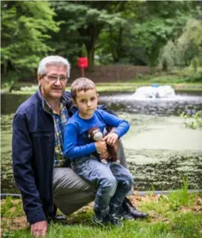  ?? FOTO DIRK KERSTENS ?? Marc en zijn kleinzoon. “Door het eendenkroo­s zien de kinderen het verschil niet tussen water en vaste grond.”