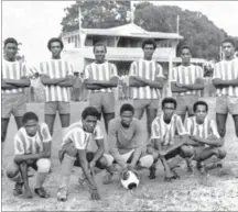  ??  ?? (Above) Viv Richards (sitting, second from left) in his school football team colours years ago while (below) Mervyn and Donald in front of the bust of the legend which says that he bacame a national hero on November 1, 2006.