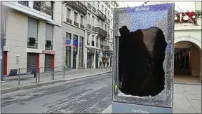  ??  ?? A Saint-Etienne aussi, la manifestat­ion des «gilets jaunes» a dégénéré samedi.