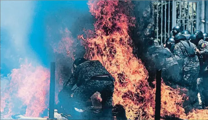  ?? JUAN BARRETO / AFP ?? Un artefacto casero hizo explosión al paso de una columna de policías motorizado­s en el barrio de Altamira, en Caracas, e hirió a cuatro agentes