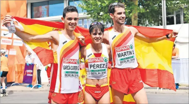  ??  ?? FELICIDAD TRIPLE. Diego García Carrera (plata), María Pérez (oro) y Álvaro Martín (oro) celebran su éxito en los 20 kilómetros marcha de los Europeos de Berlín.