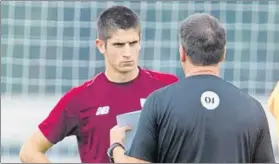  ?? FOTO: JUAN ECHEVERRÍA ?? Implicació­n Sancet escucha atento las explicacio­nes de Berizzo