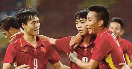  ??  ?? Vietnam’s striker Nguyen Cong Phuong (second from right) and playmaker Nguyen Quang Hai are among the team’s prolific players who are a threat to Malaysia.