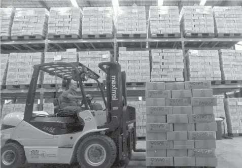  ?? FREEMAN FILE PHOTO ?? A worker at the DSWD-7 warehouse in Mandaue City readies food packs for transport to disaster-hit areas.