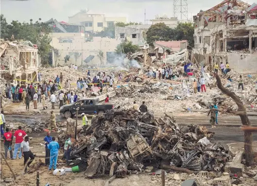  ?? AFP ?? Somalía, octubre de 2017. Al menos 20 muertos produjo este camión bomba en Mogadiscio. Poco se supo en Occidente de este hecho.