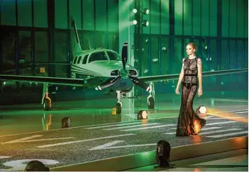  ?? Foto: Richard Hübner, ProSieben ?? Ein Flughafen für „Germany‘s Next Topmodel“. Die neunte Staffel des Erfolgsfor­mats auf ProSieben beginnt mit einem Catwalk am Flughafen in Nordhessen.