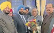  ?? FACEBOOK ?? Minister of state for external affairs VK Singh being honoured by chairman of the Sikhs of America Jasdip Singh (sky blue turban) at Baltimore gurdwara in Maryland, US, on Saturday.