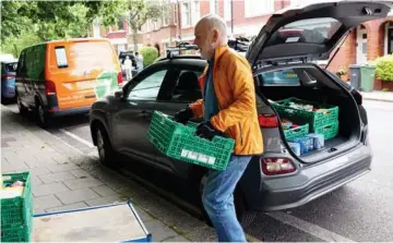  ?? FOTO: JØRGEN ULLERUP ?? Pensionist­en Graham Laylee saetter en dag af om ugen til at hjaelpe.
Hjaelpepak­ken med en energiraba­t på 400 pund pr. husstand og ekstra hjaelp til over 8 mio. af de svageste skønnes at koste i alt 21 mia. pund.