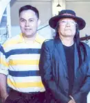  ??  ?? Mike Austria with renowned singer Freddie Aguilar