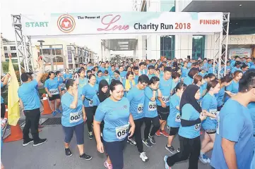  ??  ?? Participan­ts start the 5km-run from Crown Towers.