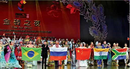  ??  ?? Le gala « Time for BRICS » a eu lieu à Tianjin le 6 juillet 2017. *WU SIKE est diplomate émérite et ancien envoyé spécial de Chine sur la question du Moyen-Orient.