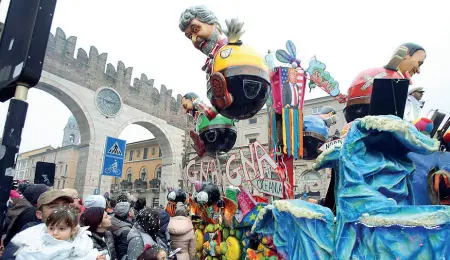  ??  ?? Tradizione in corso
Un carro del corteo per il Venerdì Gnocolar dello scorso anno, all’ingresso della Bra