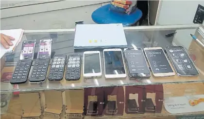  ??  ?? Exhibición. El fiscal Fiszer descubrió que muchos celulares robados terminaban en tres galerías y las allanó.