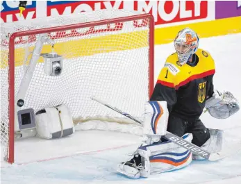  ?? FOTO: DPA ?? Machtlos: Torwart Thomas Greiss schaut dem Puck hinterher, der zum 0:3 im Tor landet.