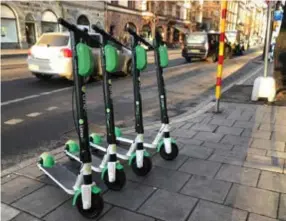  ?? FOTO: PER BRANDT ?? SPARK 2.0. 200 nya elscootrar har placerats ut i Stockholm. Trafikborg­arrådet Daniel Helldén (MP) är nöjd med de nya hyrsysteme­n.