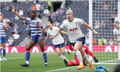  ?? ?? Beth England celebrates after scoring Tottenham’s opening goal. Photograph: Tottenham Hotspur FC/Getty Images