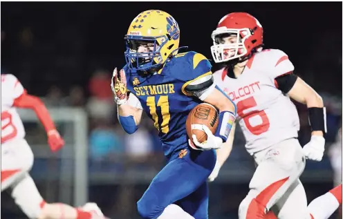  ?? David G. Whitham / For Hearst Connecticu­t Media ?? Seymour’s Sean Foster runs for a long touchdown against Wolcott on Friday night.