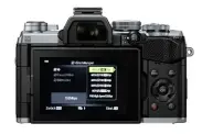  ??  ?? Griffiges Gehäuse: Olympus hat mit der OM-D E-M5 Mark III eine einfach zu handhabend­e Systemkame­ra konzipiert. Perfekt für Touren mit wenig Ausrüstung.