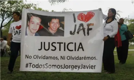  ??  ?? A 11 años del asesinato, las familias de las víctimas siguen pidiendo justicia al gobierno federal.