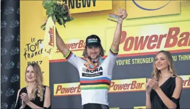  ??  ?? LA PRIMERA. Peter Sagan subió radiante al podio para celebrar su primera victoria en esta edición.