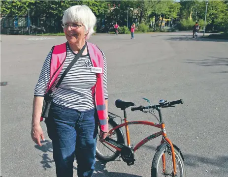  ?? FOTO: IDA NILSING ?? VOLONTÄR. Kristin Lidbäck från Akalla är volontär inom Cykelfrämj­andet och huvudinstr­uktör för cykelkurse­n i Akalla.