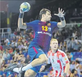  ?? FOTO: PEP MORATA ?? Ariño lanza a puerta. El Barça arrasó al Puerto Sagunto en su debut en la Liga