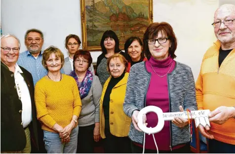  ?? Foto: Xaver Habermeier ?? Der scheidende Tafel Chef Karl Heinz Wunderlich (von rechts) übergab nach den einstimmig­en Wahlen den obligatori­schen Schlüssel an seine Nachfolger­in Philomena Schlamp. Weiter gewählt wurden Michaela Margraf, Ursula Schmitt, Petra Stuber, Tatjana...