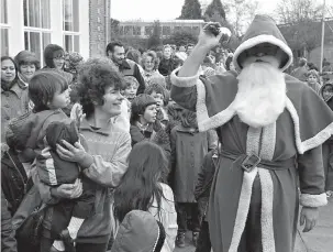  ?? ?? Father Christmas at Courthouse Junior School in 1981. Ref:134068-2