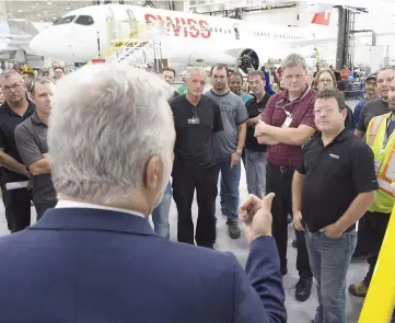  ?? PHOTO AGENCE QMI, SÉBASTIEN ST-JEAN ?? Le premier ministre du Québec, Philippe Couillard, a rencontré des employés de Bombardier Avions commerciau­x, à Mirabel, hier.