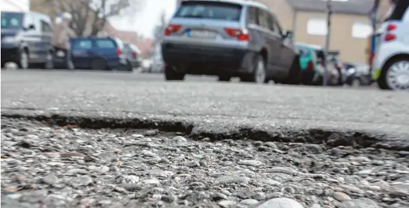  ?? Foto: Norbert Eibel ?? Wenn kaputte Ortsstraße­n saniert oder ausgebaut werden, müssen in den meisten Kommunen die Anlieger mitzahlen. Das könnte sich bald ändern.