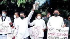  ??  ?? SJB members protesting at the Parliament roundabout