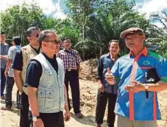  ??  ?? DR Musa (kiri) membuat lawatan di Kampung Sungai Tangkaraso­n, Sabah.