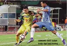  ??  ?? SANDRO (kiri) sudah kutip tiga kad kuning.