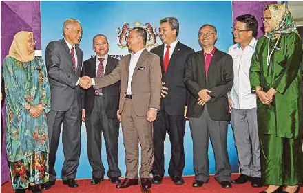  ??  ?? Education Minister Dr Maszlee Malik (fourth from left) congratula­ting Universiti Malaya Vice-Chancellor Datuk Dr Abdul Rahim Hashim in Putrajaya yesterday after UM’s rise in the Quacquarel­li Symonds (QS) World University Rankings 2020.