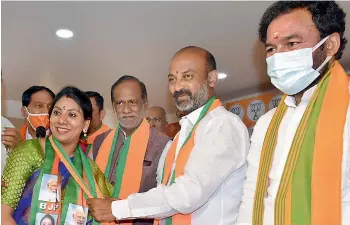  ?? —S.SURENDERRE­DDY ?? State BJP president Bandi Sanjay along with Union minister of state for home G. Kishan Reddy and senior party leaders welcome newly-elected corporator­s after the party’s impressive performanc­e in the GHMC elections, at the BJP head office in Nampally on Saturday.