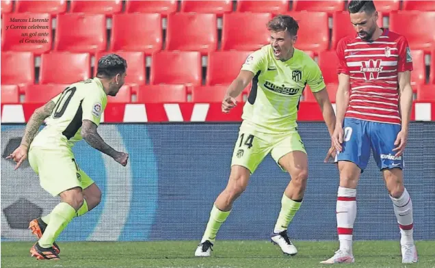  ??  ?? Marcos Llorente y Correa celebran un gol ante el Granada.