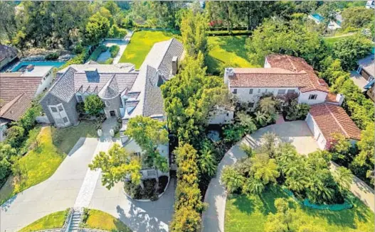  ?? Berlyn Photograph­y ?? TOM HANKS and his wife, Rita Wilson, have sold side-by-side homes in Pacific Palisades for a combined total of about $17.5 million.