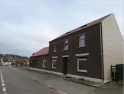  ?? FOTO PPN ?? Het huis is door rookschade tijdelijk onbewoonba­ar. Het huis moet door een gespeciali­seerde firma gereinigd worden voor het gezin terug naar huis kan.