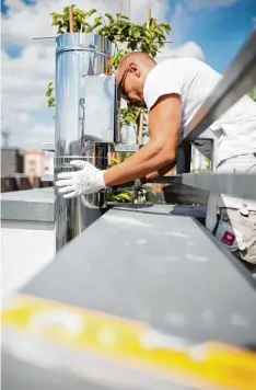  ?? Foto: Florian Schuh/tmn ?? Beim nachträgli­chen Anbau eines Schornstei­ns muss dieser das Hausdach später um einiges überragen.