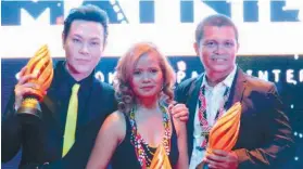  ?? (Photo by Jessica Rae Mayo gikan sa internet) ?? Best Actor RS Francisco, Best Actress Malona Sulatan, and Best Director Arbi Barbarona.