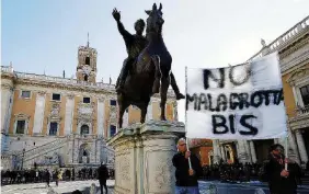  ?? LaPresse ?? La protesta
I residenti della Valle Galeria hanno manifestat­o ieri in piazza del Campidogli­o