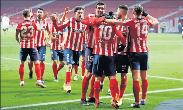  ??  ?? Los jugadores del Atlético hacen piña para celebrar el gol de Correa, el primero del equipo madrileño ante el Sevilla.