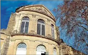  ??  ?? Le château du Domaine Bonnier de la Mosson, érigé au XVIIIe siècle.