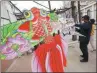  ?? ZHANG CHI / FOR CHINA DAILY ?? Residents of Kuiwen district, Weifang, Shandong province, decorate their community with traditiona­l kites.