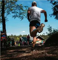  ??  ?? Ab Kilometer 42 bin ich vorne weggelaufe­n. Als ich zehn Kilometer vor dem Ziel etwa vier Minuten Vorsprung hatte, war ich mir sicher, dass nun nichts mehr passieren würde.